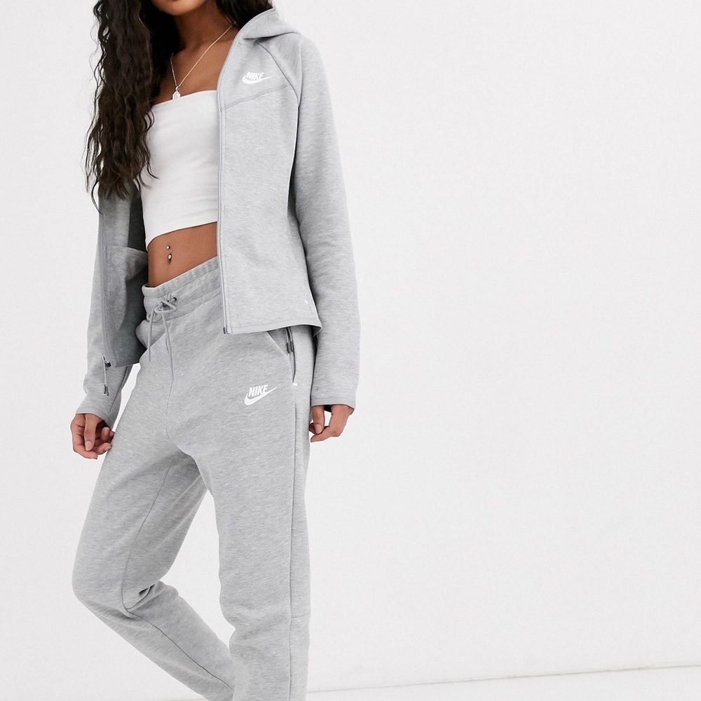 NIKE Tech Fleece Jogger Set